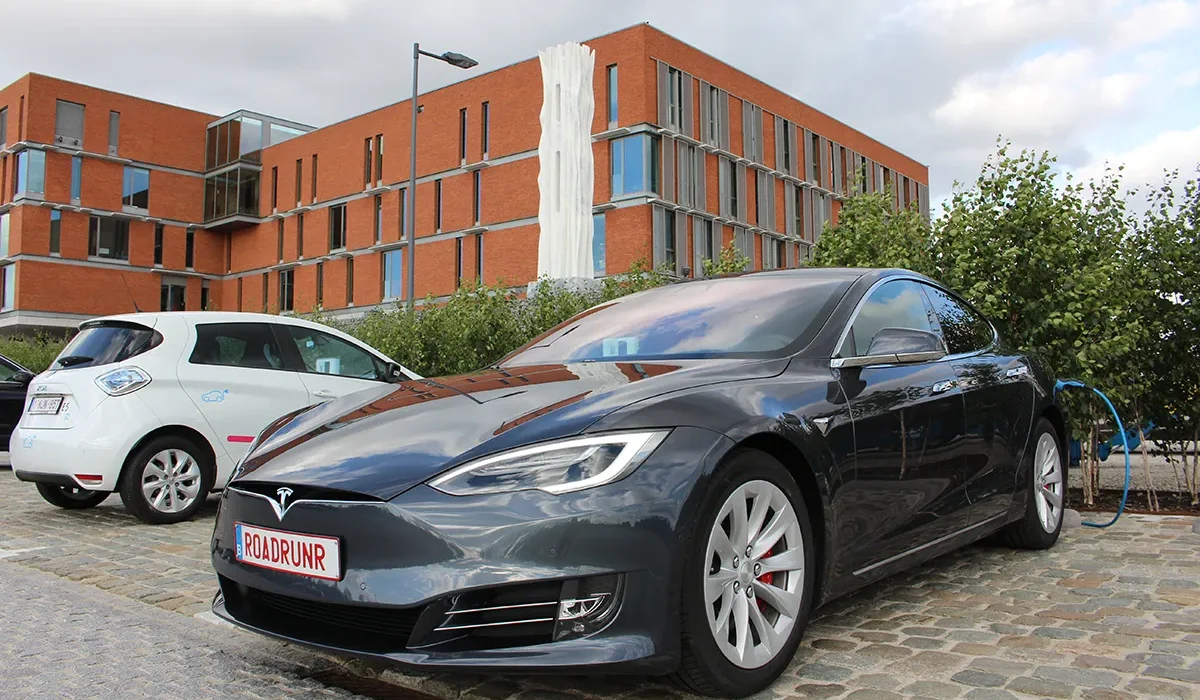 Une Tesla Établit un Nouveau Record avec Plus de 900 Kilomètres sur Une Seule Charge.