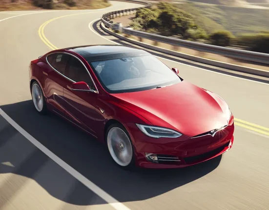 Une Tesla Model 3 d'occasion affichée à 150 000 $ pendant un court instant.