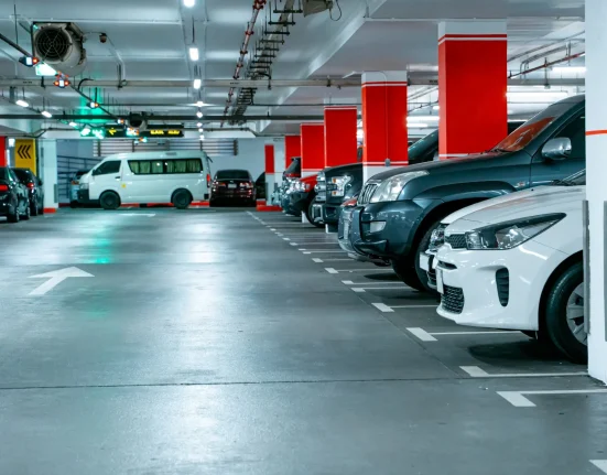 Une entreprise chinoise dévoile des robots escaladeurs qui pourraient révolutionner la recharge des véhicules électriques.