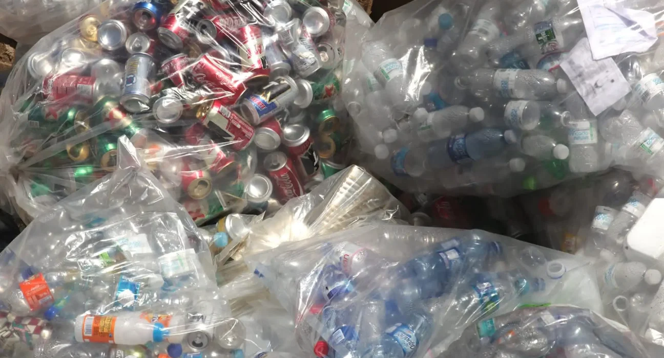 Une famille finance la maison de ses fils handicapés en recyclant des milliers de canettes en aluminium.