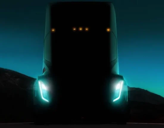 Vision en Direct : Elon Musk Dévoile enfin le Semi Électrique de Tesla