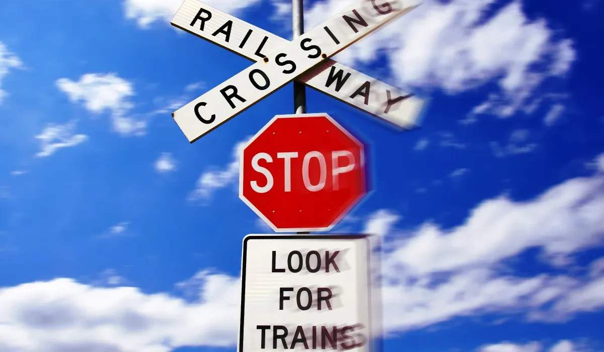 Conducteur Tesla dans l'angoisse : le FSD l'emmène tout droit sur la voie d'un train.