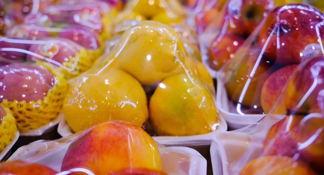 Des chercheurs expérimentent un nouveau plastique capable de se décomposer en seulement 13 semaines.