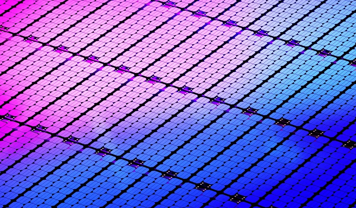 Des scientifiques établissent un nouveau record d'efficacité pour les cellules solaires.