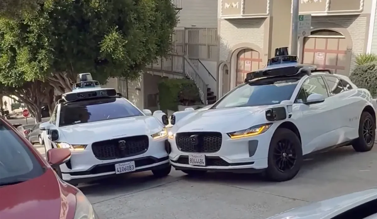 Deux Waymos autonomes percutent, bloquant une troisième voiture Waymo.