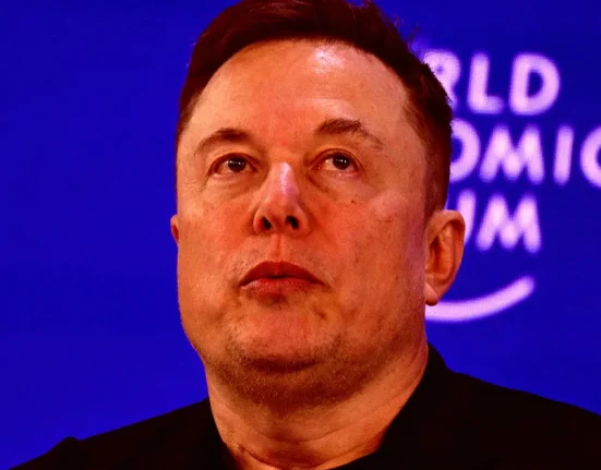 Elon Musk Avoue avoir Trompé les Clients de Tesla sur la Conduite Autonome.