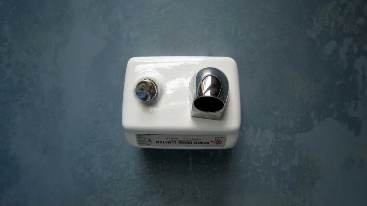 Évitez de Partager Vos Expérimentations avec le Sèche-Mains sur Internet