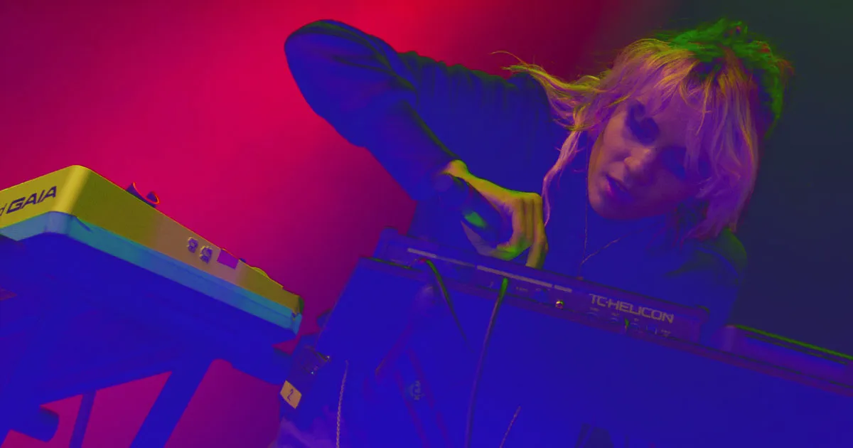 Grimes Explore des Dimensions Alternatives grâce aux Bains de Flottement