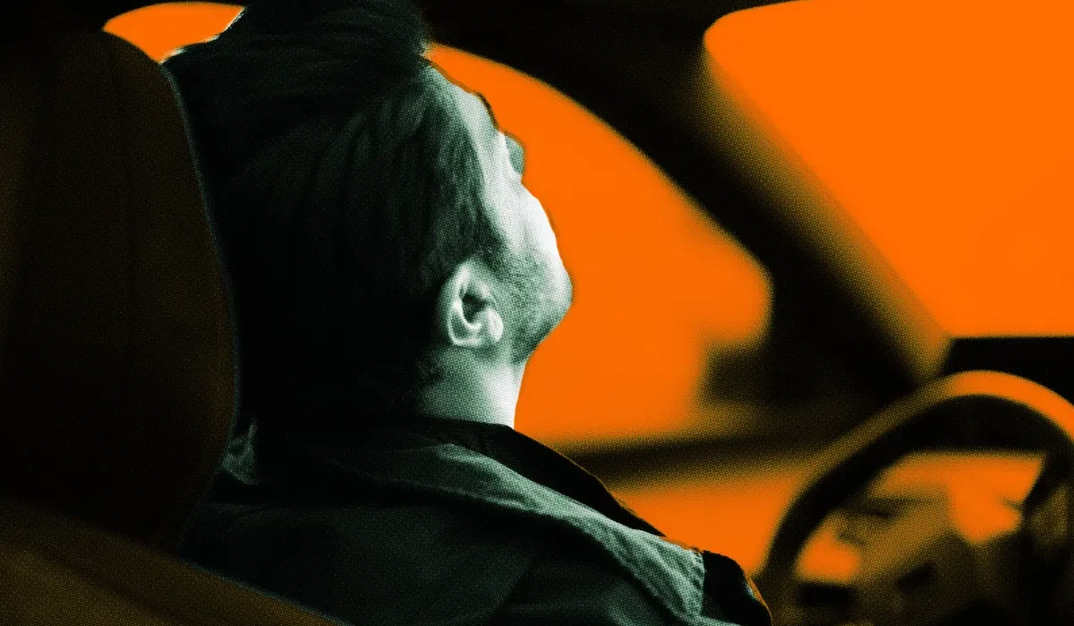 Homme Surprise en Train de Dormir au Volant d'une Tesla en Mode Autonome Après un Festin de Vin et Pizza.