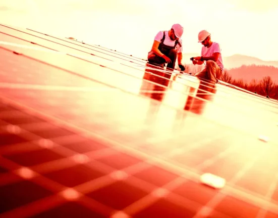 La Guerre en Iran : Un Boom Imprévu des Panneaux Solaires Chinois