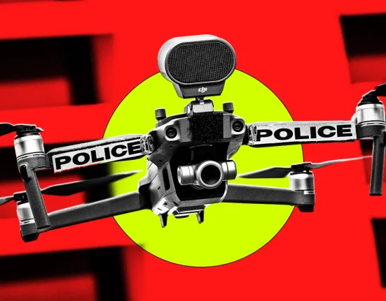 Le Nombre Incroyable de Drones Déployés pour Surveiller les Manifestants Anti-Trump