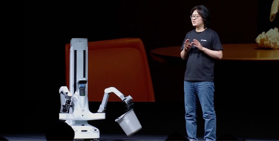 Le Robot Mur de Chine : Efficace pour Ramasser les Déchets, mais Désemparé face aux Tâches Domestiques.
