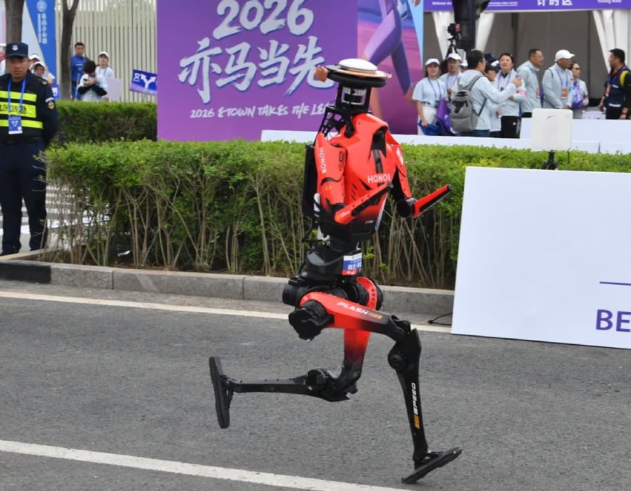 Le robot humanoïde chinois ‘Lightning’ bat un nouveau record mondial en dépassant les humains.