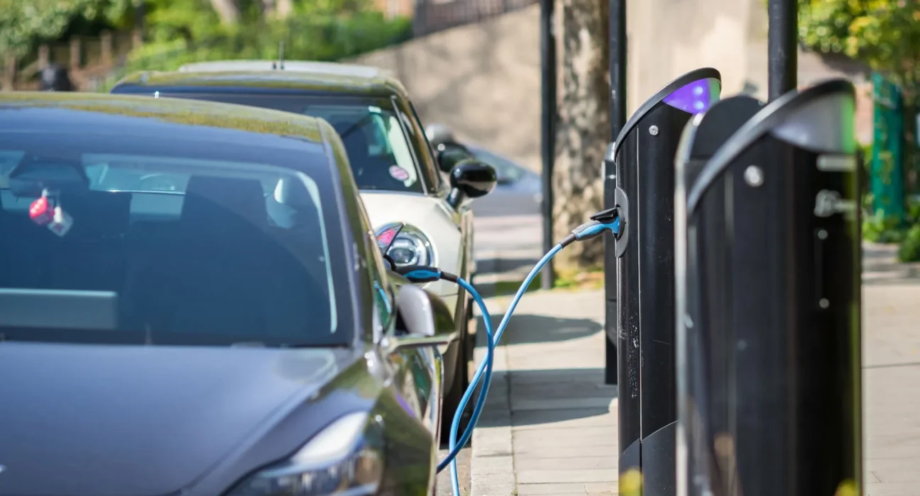 Les ventes de voitures électriques explosent de 51 % en raison de la flambée des prix du carburant.
