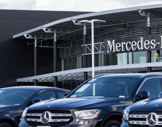 Mercedes-Benz présente sa berline électrique phare avec une autonomie de 925 km et un temps de recharge de 10 minutes.