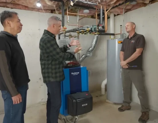 Technicien HVAC présente un chauffe-eau exceptionnel avec une efficacité de près de 400 %