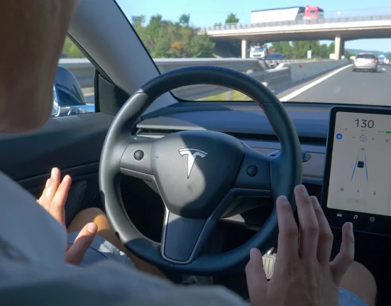 Tesla : Musk confronté à une action en justice collective pournon-respect des promesses de conduite autonome.
