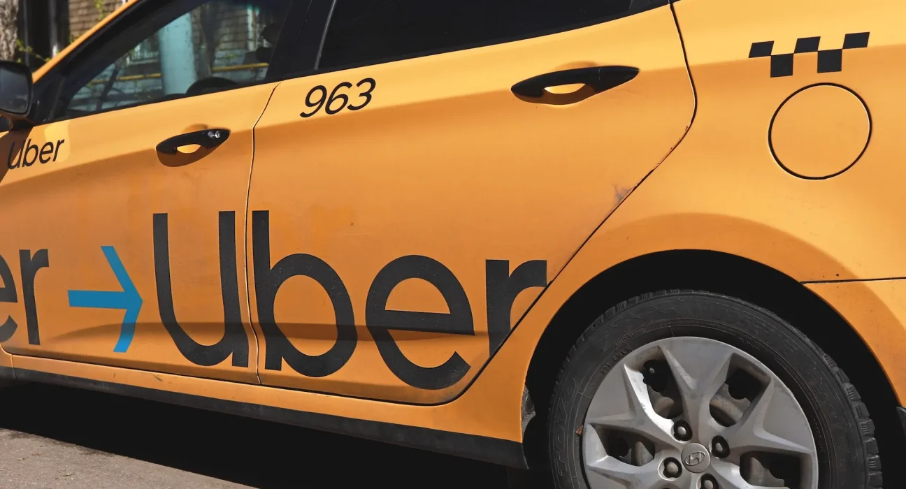 Uber investit 1,25 milliard de dollars dans un partenariat avec une société de véhicules électriques pour lancer des robotaxi d'ici 2031.