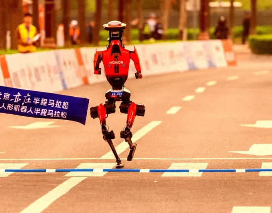 Un Robot Humanoïde Chinois Court un Semi-Marathon et Bat le Record Mondial.