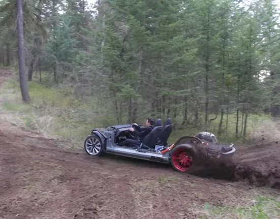 Un YouTuber au volant d'une Tesla accidentée à 2 000 $ : une expérience Mario Kart dans la vraie vie !