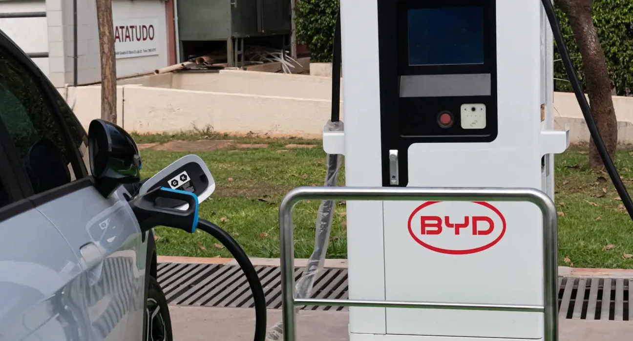 Un homme se rend en Chine pour vérifier les promesses de charge rapide de BYD.