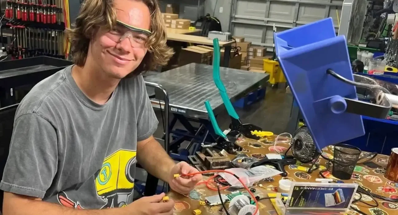 Un jeune entrepreneur révolutionne l'énergie portable avec une invention novatrice