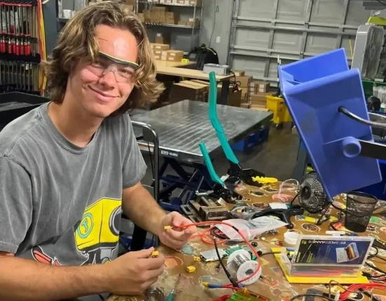 Un jeune entrepreneur révolutionne l'énergie portable avec une invention novatrice