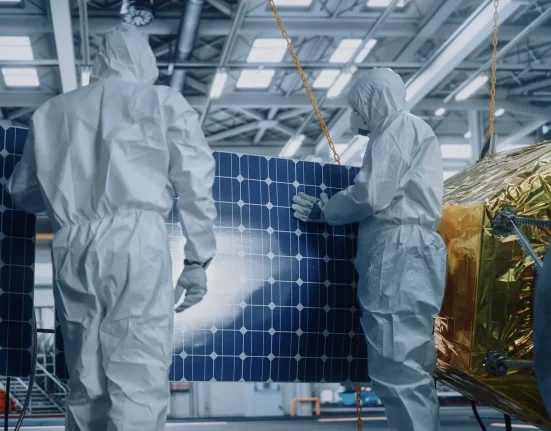 Un nouveau matériau solaire capte jusqu'à 90 % de la lumière du soleil, selon des chercheurs.