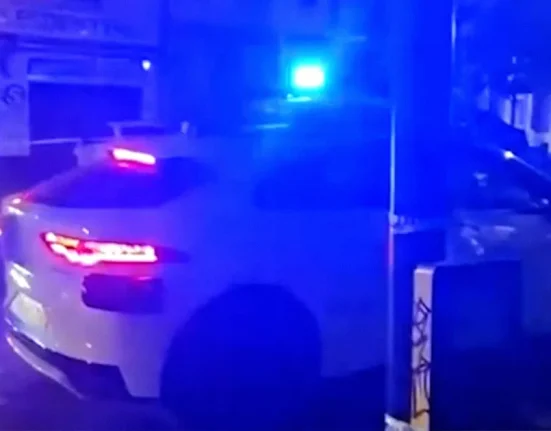 Waymo Surprend la Police en Franchissant une Scène de Crime Barricadée