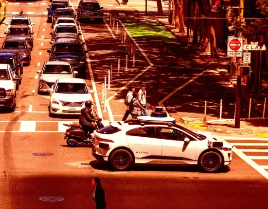 Waymo face à un défi dans les pistes cyclables.