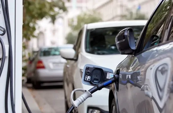 À l'approche des 5 $ le gallon, un conducteur estime que les véhicules électriques pourraient devenir attrayants, même sans recharge à domicile.