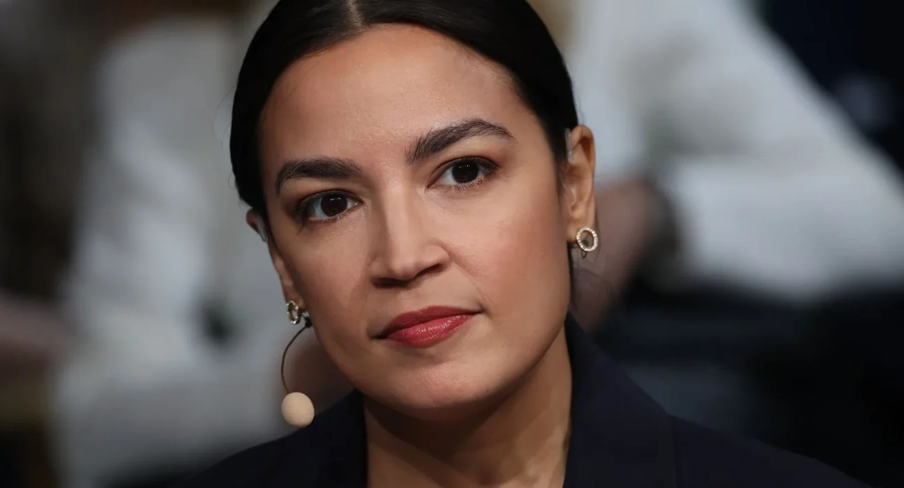 AOC Présente Des Pots D'Eau Trouble Pour Interpeller L'EPA