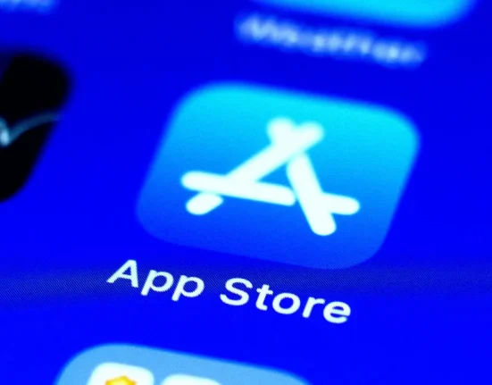 Apple Interdit les Applications de Vibe Coding sur l'App Store, Frustrant les Développeurs