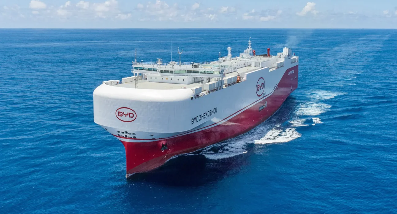 BYD envoie son propre navire avec près de 5 000 voitures à destination de l’Australie face à une demande en forte hausse.