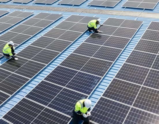 Clients émerveillés par l'impressionnant projet solaire en plein essor au site de stockage de l'Illinois