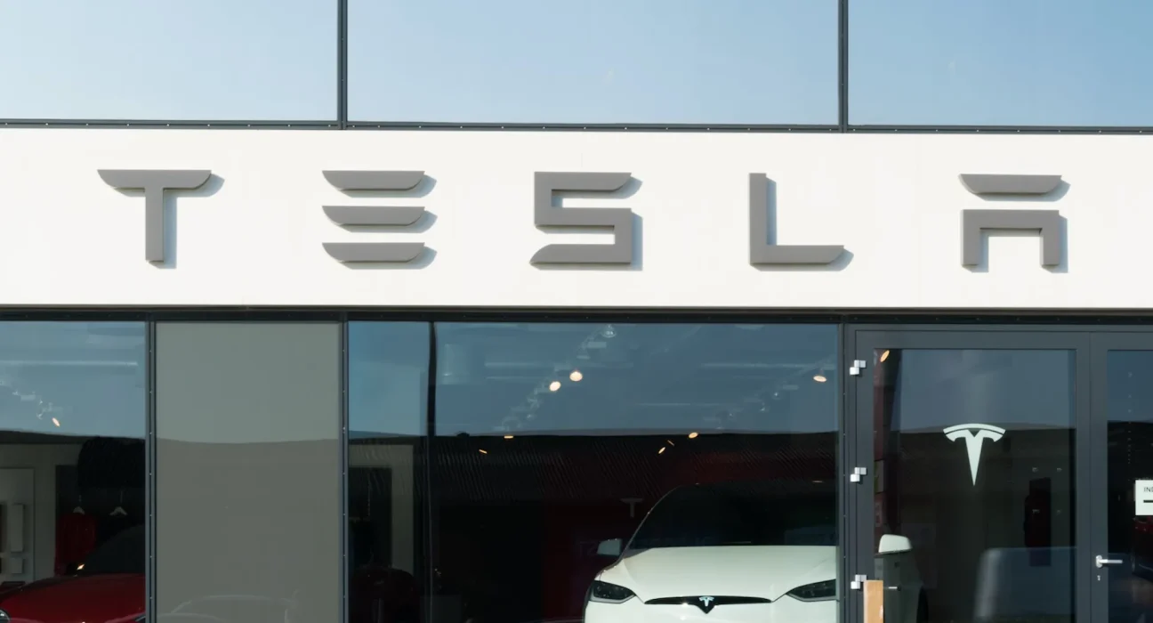 Collision inquiétante : Tesla dévoile des données sur les accidents de ses taxis autonomes