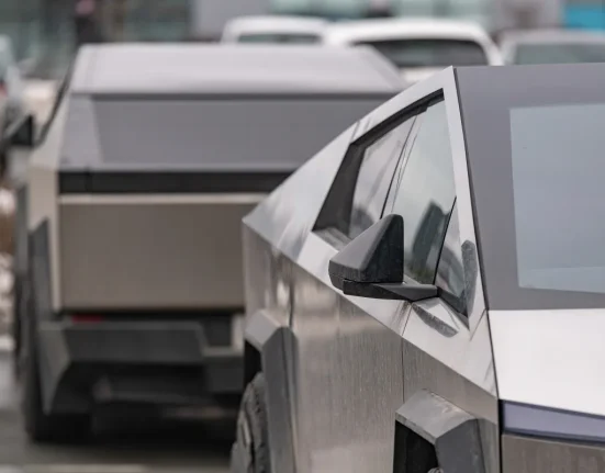 Cybertruck Rappelé pour Éviter que ses Roues ne S'envolent en Circulant