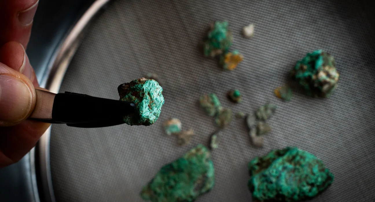 Découverte d'une Caverne Préhistorique Renfermant un Étonnant Minéral Vert dans les Montagnes