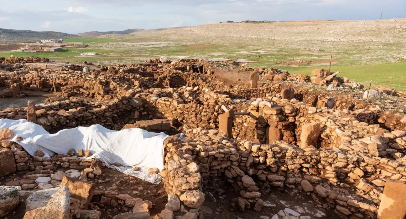 « Découverte d'une dalle millénaire de la 'Mère Dieu' près d'une route antique : révélations d'un sanctuaire oublié »