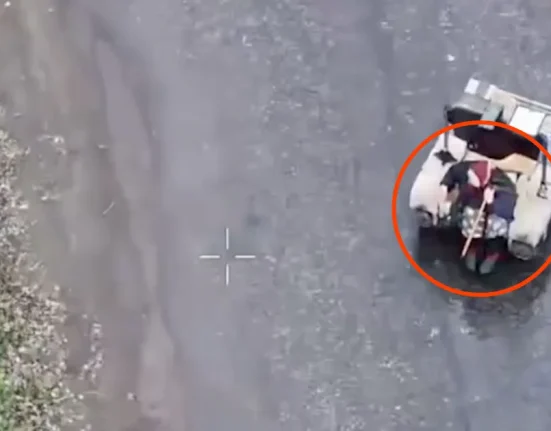 Des Soldats Ukrainiens Évacuent une Babouchka Grâce à un Robot Militaire
