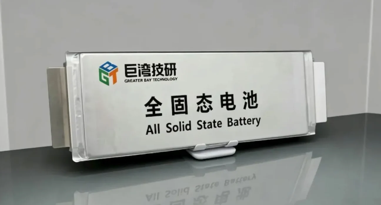 Des batteries solides pour véhicules électriques arrivent plus tôt que prévu, la Chine visant une autonomie de 1000 km.