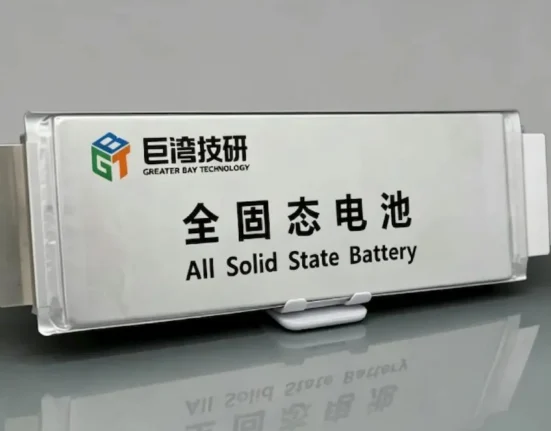 Des batteries solides pour véhicules électriques arrivent plus tôt que prévu, la Chine visant une autonomie de 1000 km.