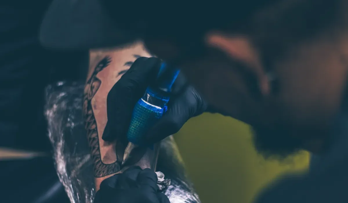 Des études récentes dévoilent la circulation des particules d'encre de tatouage dans le corps.