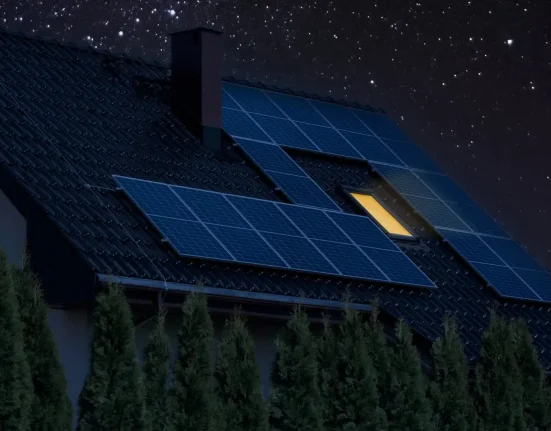 Des experts en énergie solaire révèlent comment les panneaux photovoltaïques réduisent vos dépenses, même la nuit.