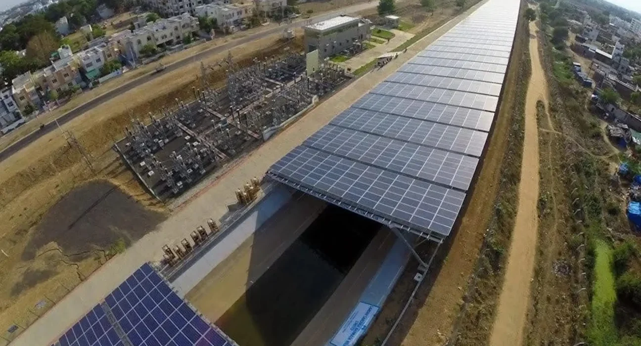 Des panneaux solaires sur des canaux d'irrigation : une innovation saluée pour sa double performance en énergie et en réduction de l'évaporation.