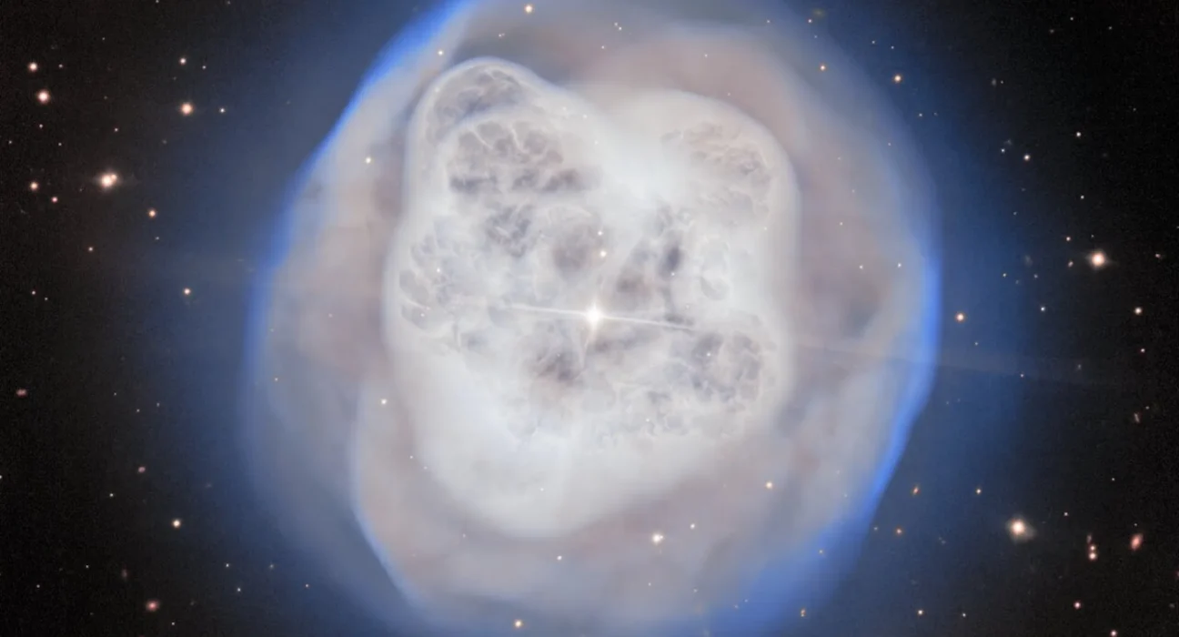 Éblouissante révélation de la Nébuleuse de la Boule de Cristal façonnée par deux étoiles cachées.