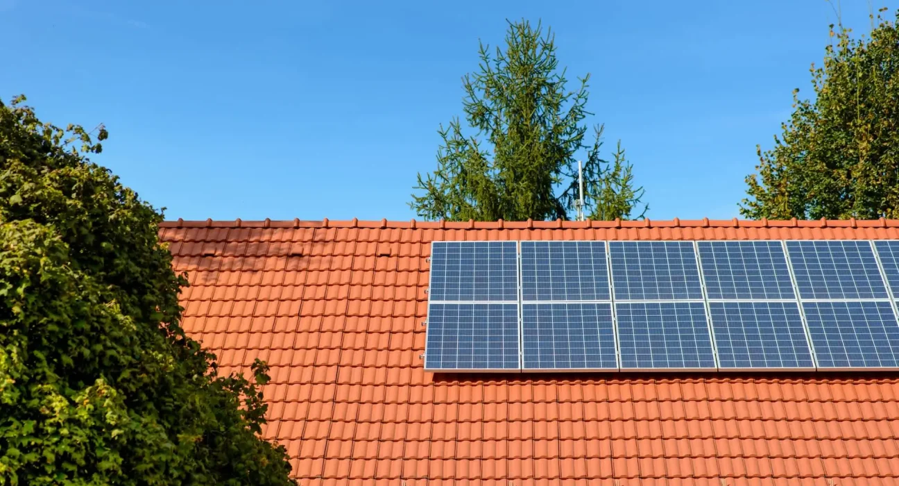 Énergie solaire sur le toit : climatisation de la maison et recharge de 2 VE sous 90 degrés, avec surplus d'énergie.