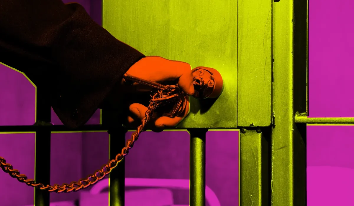 Erreur de l'IA : Une grand-mère innocente emprisonnée pendant près de six mois.