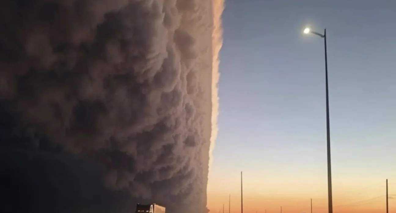 Formation spectaculaire de nuages d'étagère : un avertissement saisissant avant l'orage.