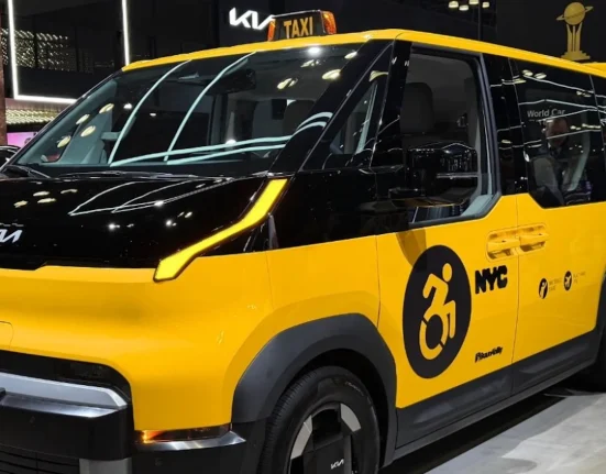 Kia dévoile un modèle de véhicule électrique révolutionnaire, pensé pour le transport adapté aux fauteuils roulants.